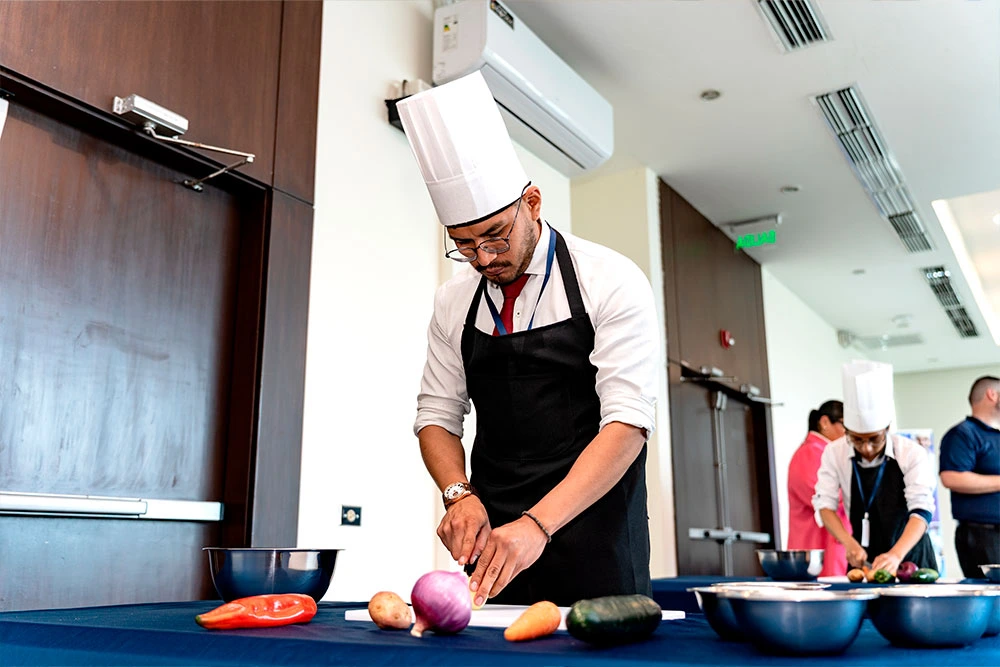Estudiantes de Forever Culinary School durante una clase práctica de gastronomía