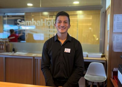 Estudiante de Forever Culinary School desarrollando experiencia profesional en un restaurante internacional.