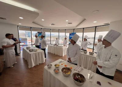 Estudiantes de gastronomía en clase práctica dentro de las instalaciones de Forever Culinary