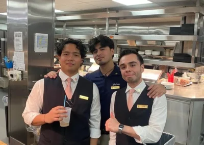 Estudiantes de Forever Culinary en práctica de hotelería durante programa internacional