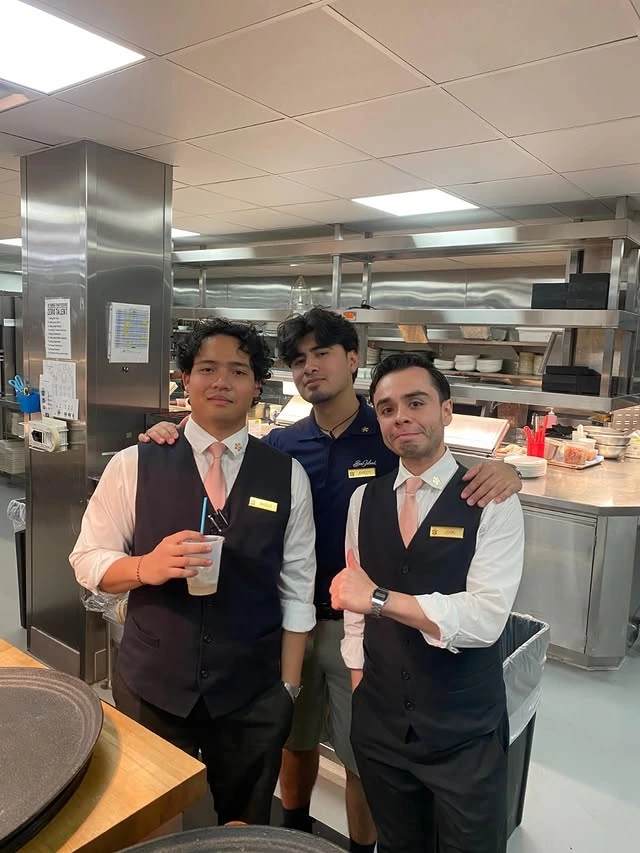 Estudiantes de Forever Culinary School en una experiencia de hotelería internacional