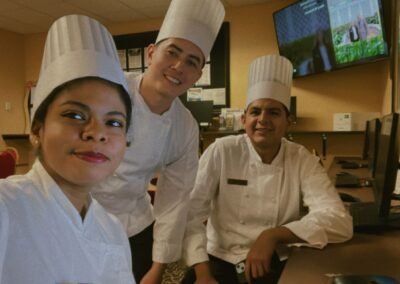 Estudiantes de Forever Culinary School realizando una experiencia profesional en Colorado Kitchen durante una pasantía internacional.
