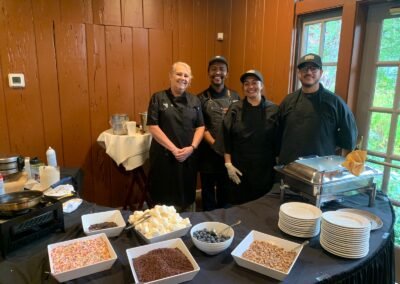 Estudiantes de Forever Culinary School realizando prácticas profesionales en un restaurante durante su pasantía.