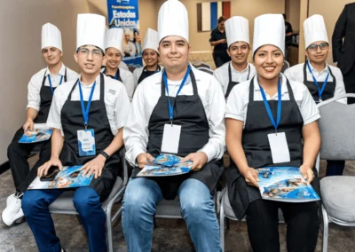 Estudiantes de gastronomía durante presentación académica de Forever Culinary
