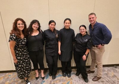 Estudiantes de Forever Culinary School junto a sus instructores al finalizar una etapa de su experiencia gastronómica internacional.
