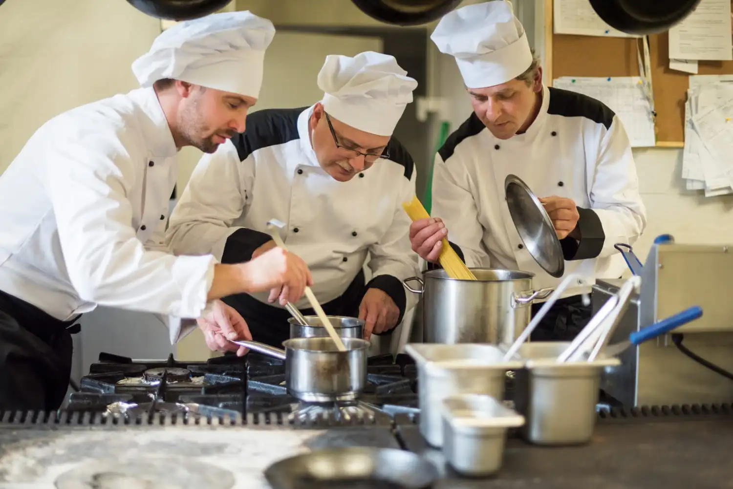 Estudiante de Forever Culinary School desarrollando técnicas culinarias de forma progresiva
