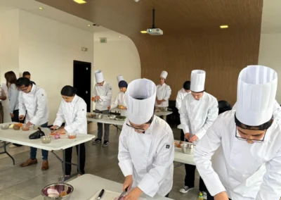 Estudiantes de Forever Culinary desarrollando técnicas culinarias durante una práctica gastronómica