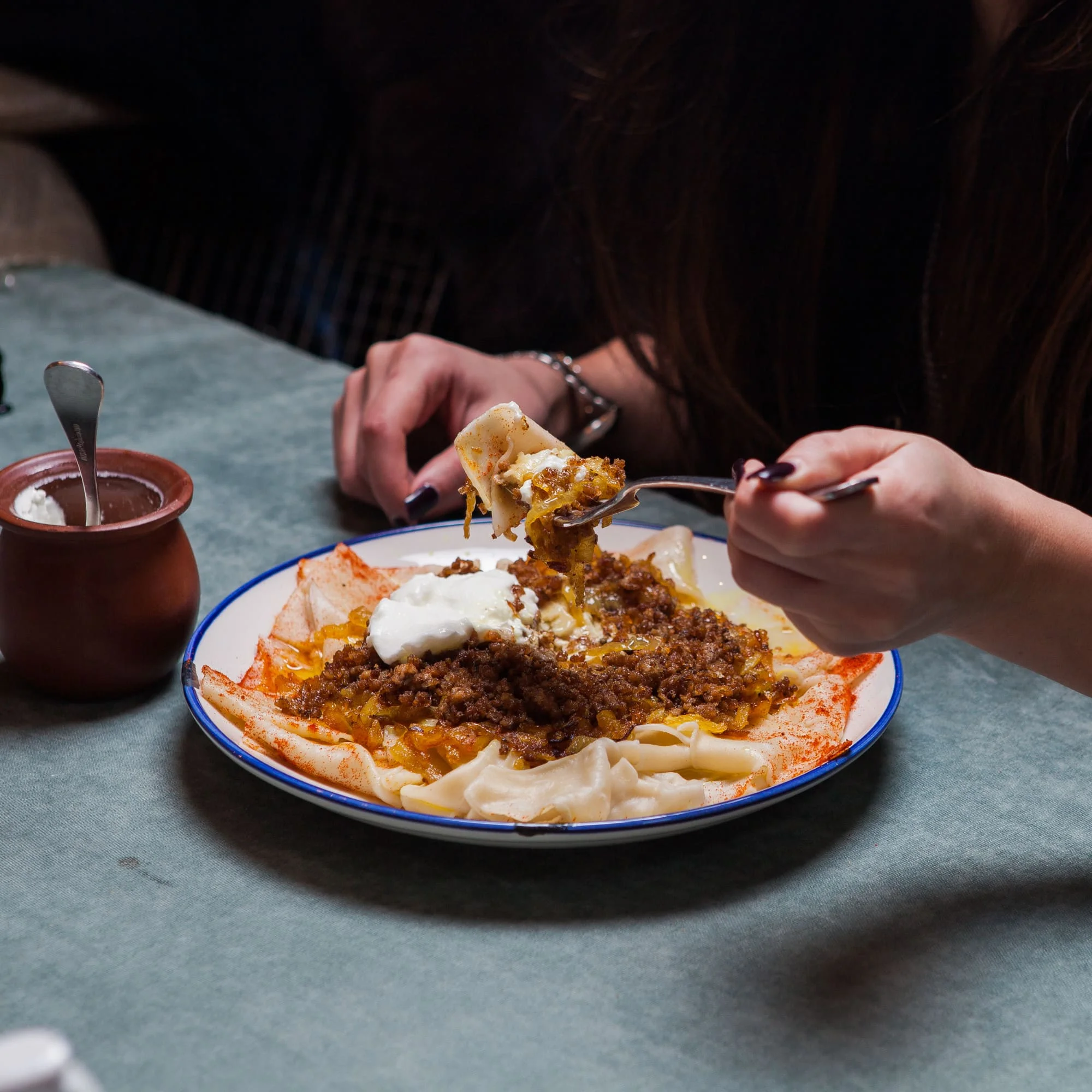 Chef desarrollando una experiencia profesional en un restaurante de España